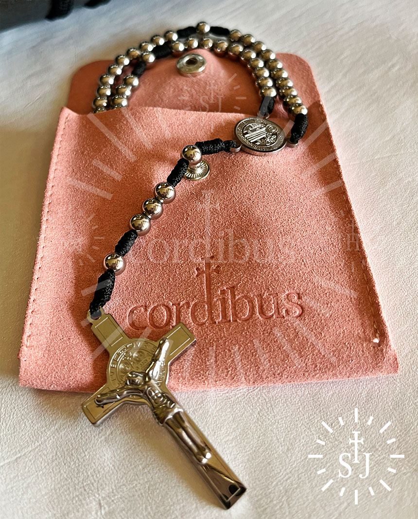 Pulcera rosario - cuentas cristo y escudo de metal