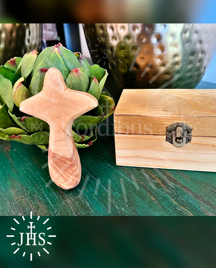 Cruz de madera junto a la caja