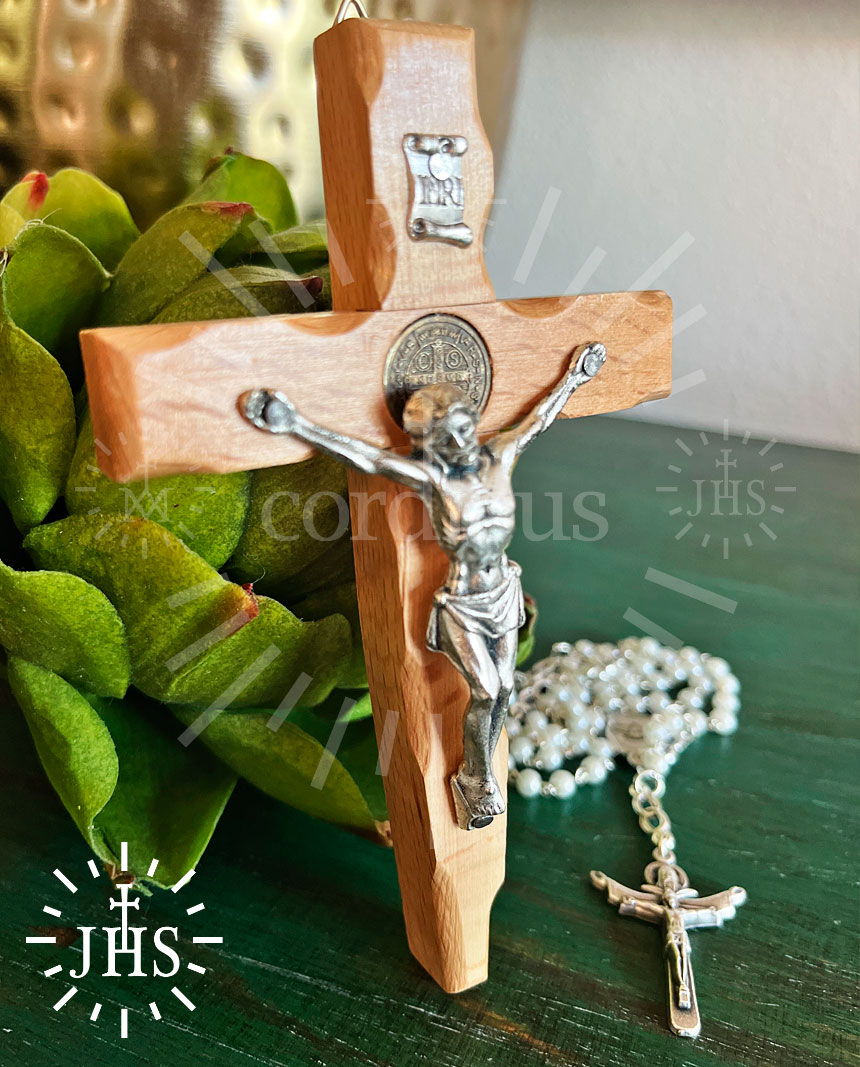 Cruz de madera con escudo San Benito