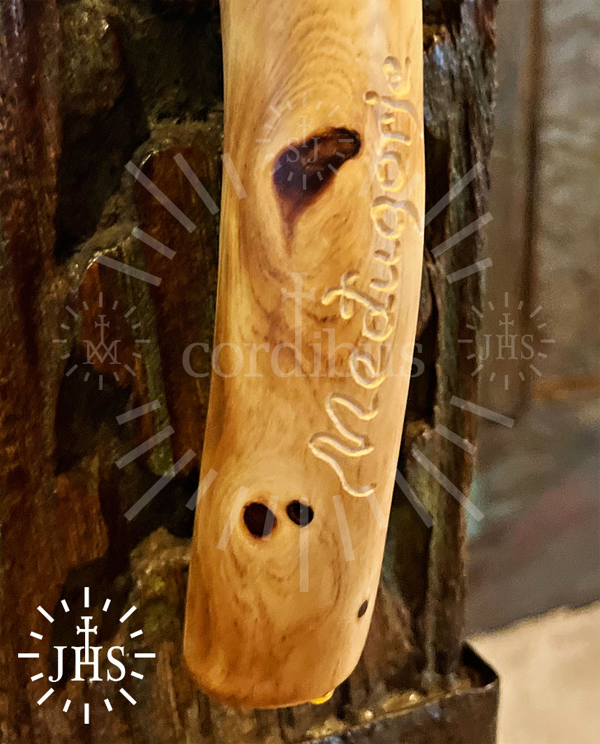 Cruz de madera medugorje con grabado